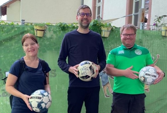 Kinder im SOS-Kinderdorf Frankfurt können sich über gute Bälle freuen